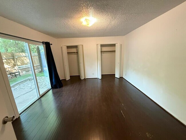 Building Photo - 2700 Mulford Cove