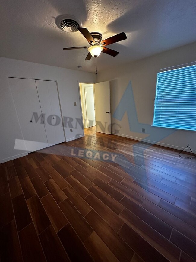 Building Photo - Large 2 bedroom with sunroom in immaculate condition.  Telshor neighborhood with garage!