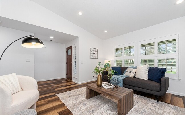 Building Photo - Bright Beautiful Home with huge fenced bac...