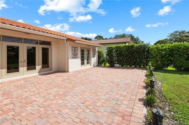 Building Photo - 2385 SW Creekside Dr