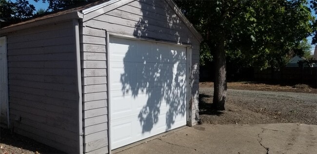 Building Photo - 1010 Garnet St NE