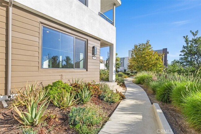 Building Photo - 157 Novel