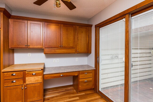 Building Photo - 3084 Parkwild Dr