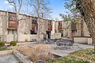 Building Photo - Great 2 bed 2 bath town house centrally lo...