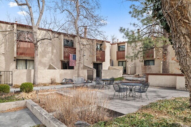 Primary Photo - Great 2 bed 2 bath town house centrally lo...