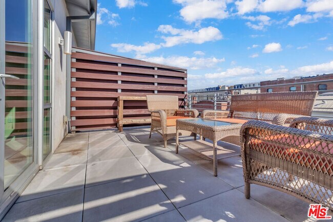 Building Photo - 940 E 2nd St