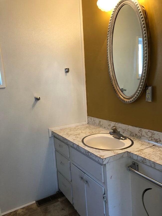 Building Photo - Adorable 3bed/1.5bath Home Close to School...