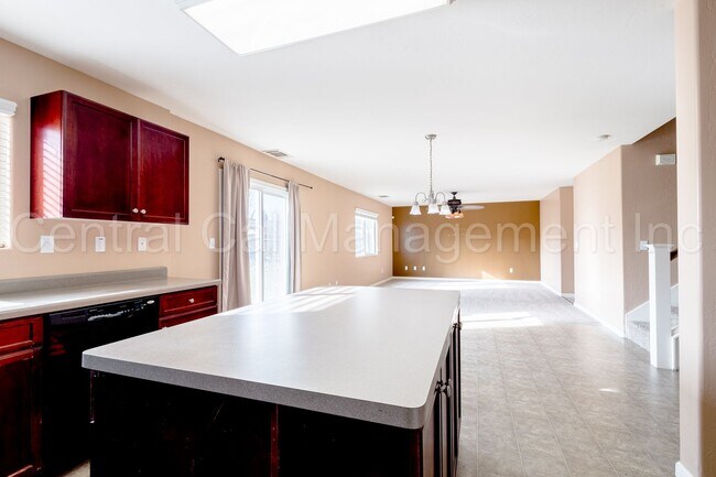 Building Photo - Large 4 Bedroom/2.5 Bath Home with a Large Loft - $2795 Per Month!