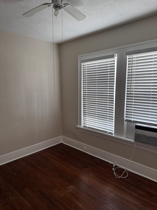 Building Photo - 4414 Woodside St