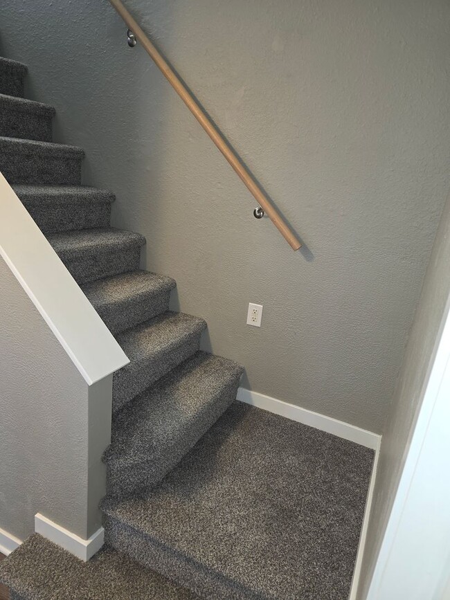 Building Photo - Duplex For Rent! Valley NE