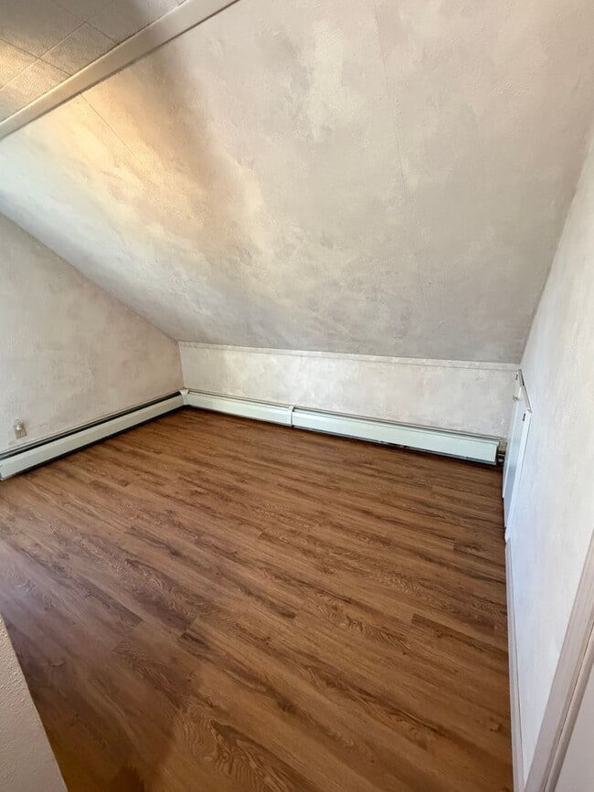 Building Photo - Available Now 3 Bedroom 1 Bath Home on Park Point