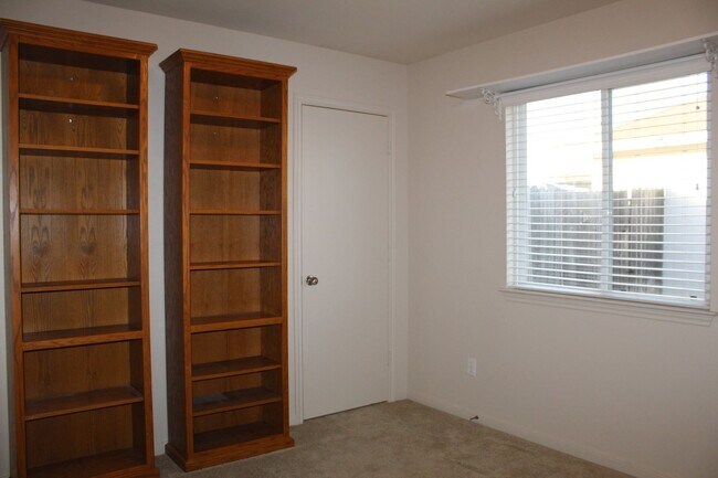 Building Photo - 4 BEDROOM, EASY COMMUTE