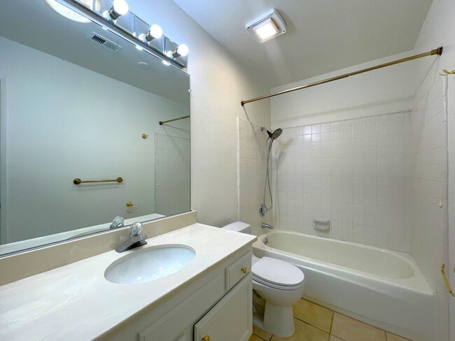 Building Photo - AVAILABLE NOW!  3 Bedroom 2 Bathroom Condo in Sunrise Country Club
