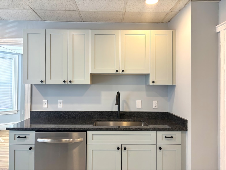 Building Photo - 132 Division St