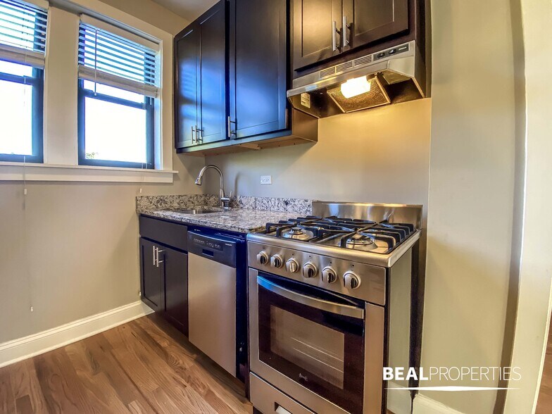 Building Photo - 4038 N Ashland Ave