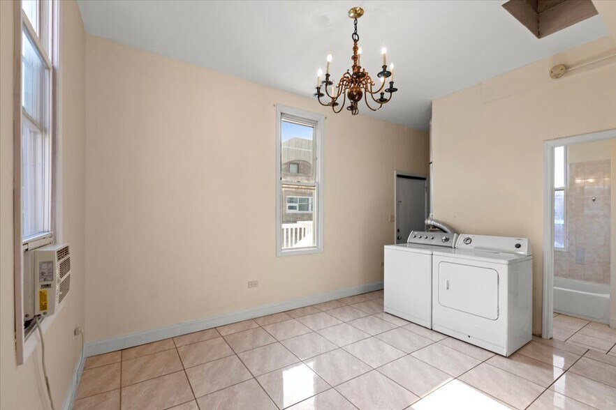 Building Photo - 229 S Racine Ave