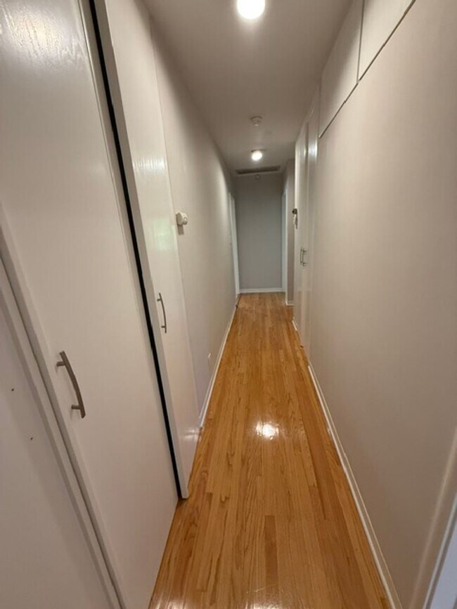 Building Photo - La Cañada Schools-  Family Home - Natural Hardwood, 2 car attached garage, Central A/C, New Appli...