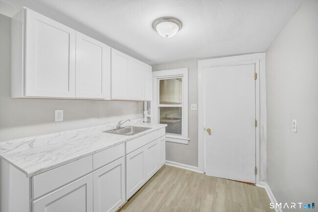 Building Photo - 4 Templeton St