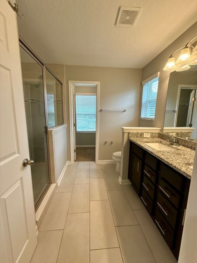 Building Photo - Great 3 bed 2.5 Bath House close to Intrac...