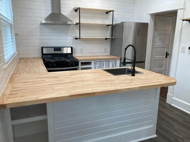 Building Photo - 328 E 12th St