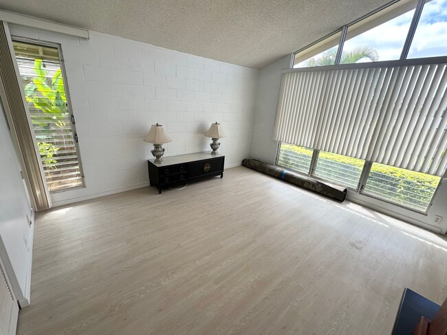 Building Photo - Single Level - 3 Bedroom, 2 Bath SINGLE FA...