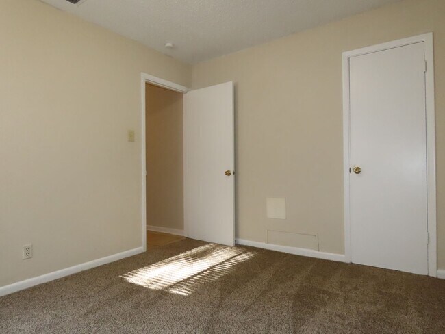 Building Photo - South Tyler! Spacious 3 Bedroom, 2 Bath Du...