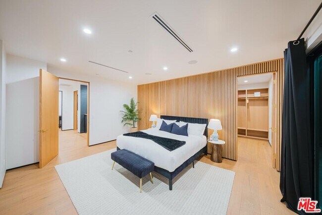 Building Photo - 5141 Varna Ave