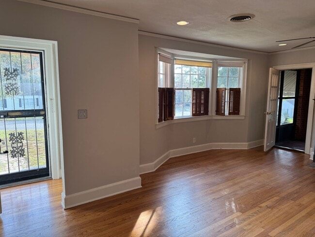 Building Photo - Adorable Home