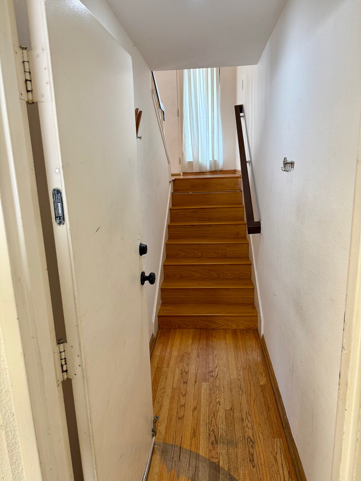 staircase from garage - 6031 Lindley Ave