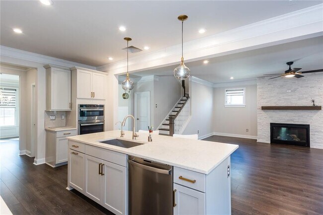 Building Photo - 5015 Montes Ln