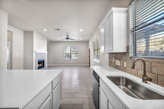 Building Photo - Gorgeous 3 bed 2 Bath detached condo in tr...