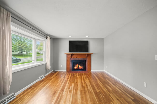 Building Photo - 31 Varno Ln