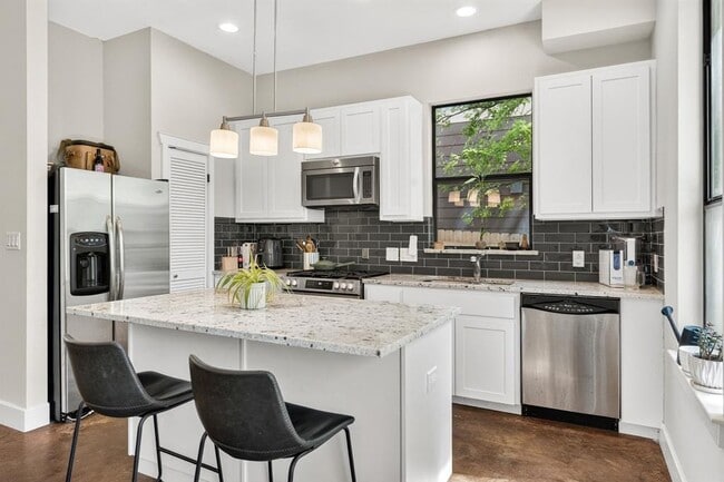 Building Photo - 3003 Lovell Dr