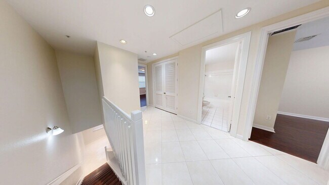 Building Photo - 690 Amador Ln