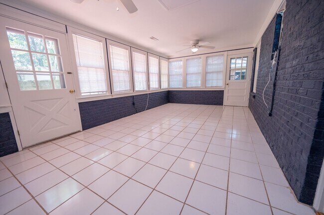 Building Photo - 734 James Dr