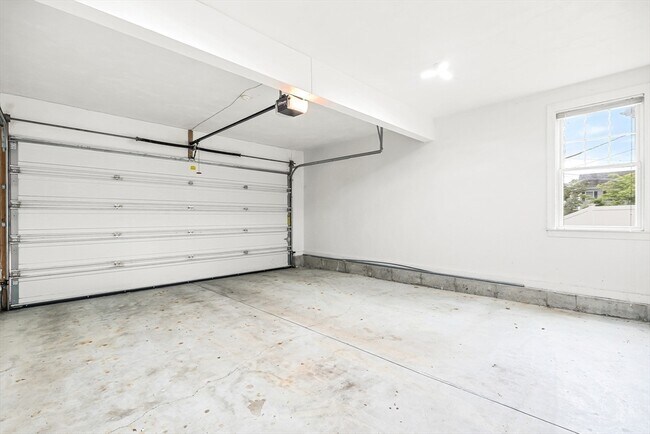 Building Photo - 46 Loring Ave
