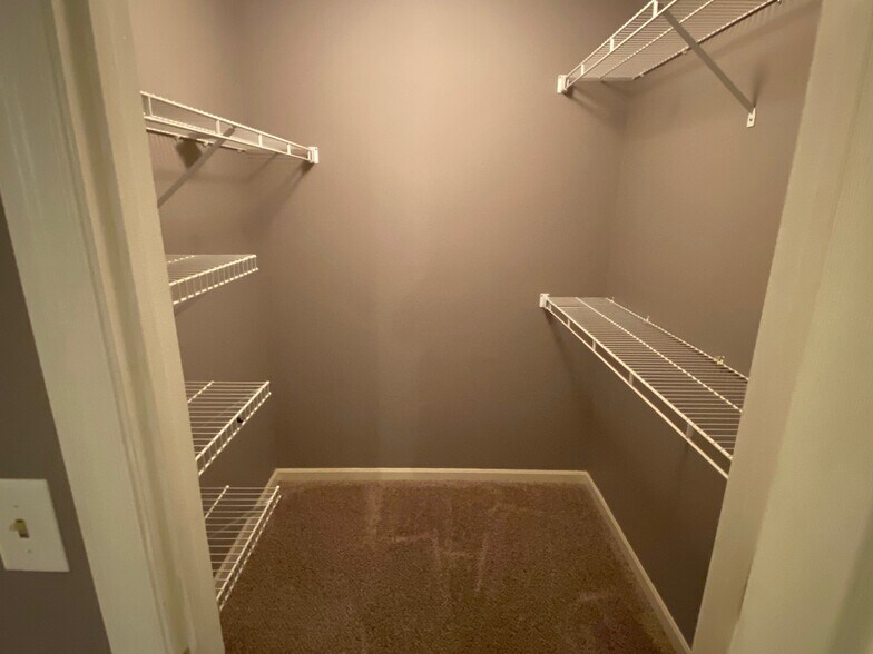 Building Photo - 6729 Meadow Creek Dr