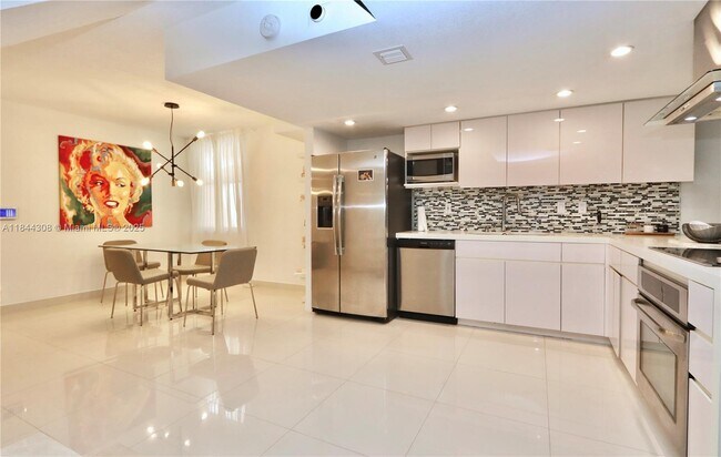 Building Photo - 20350 W Country Club Dr