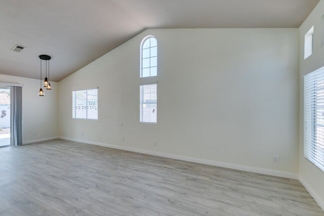 Building Photo - Fully upgraded 3 bedroom house on large lo...