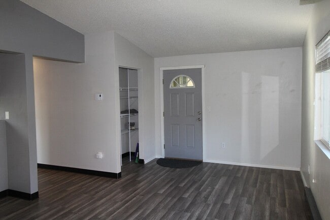 Building Photo - 102 E Weile Ave