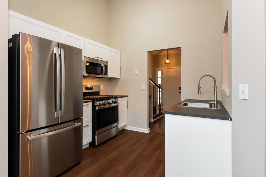 Building Photo - 4853 Lake Park Terrace