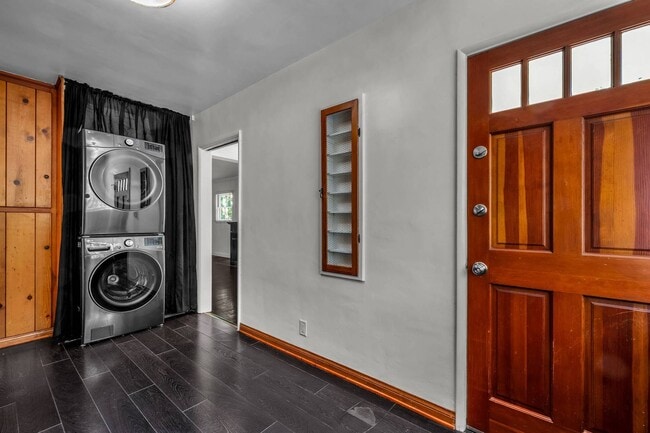 Building Photo - 2 bed + 2 bath in amazing location!!