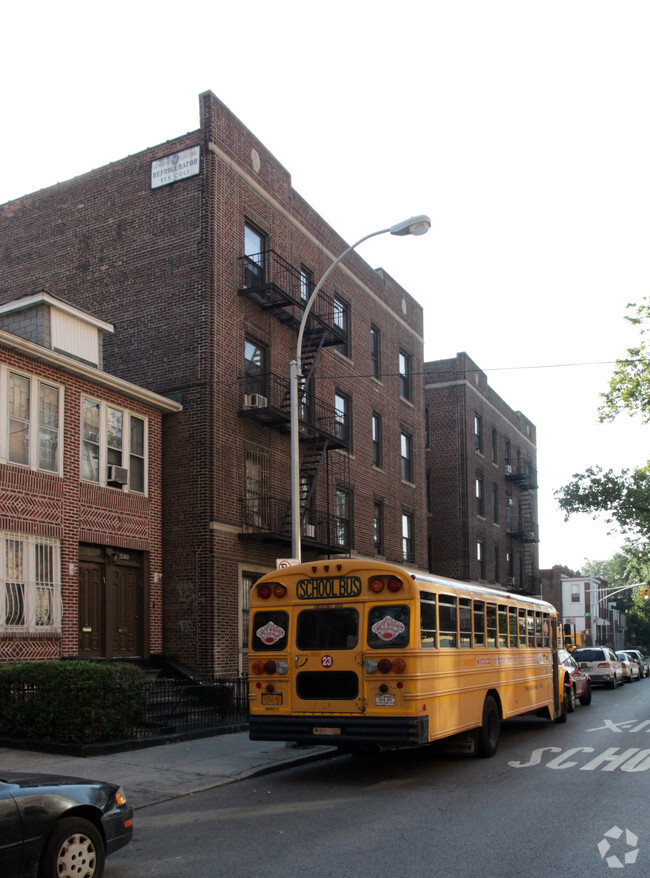 Building Photo - 1571 42nd St