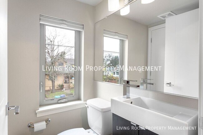 Building Photo - 736 N Webster St