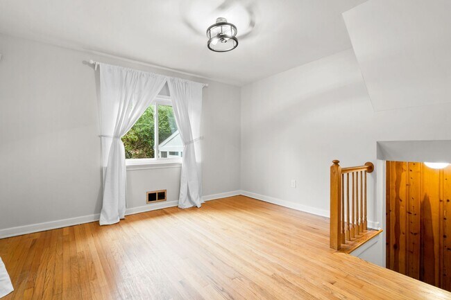 Building Photo - 3 Bed 2 Bath - Takoma Park Split Level - 1...