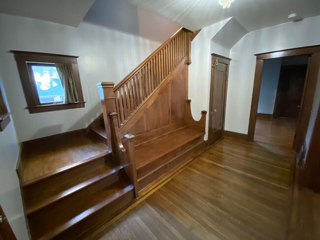 Building Photo - 3 Bed | 2 Bath | McKinley Park Area — $3,375/Month