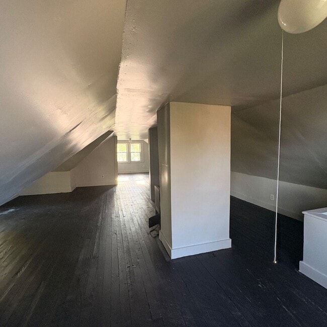 Building Photo - Charming 3 - Bedroom Property in Prime Location