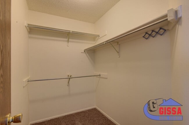 Building Photo - Cute townhome with 2 bedrooms - 1 1/2 bath...