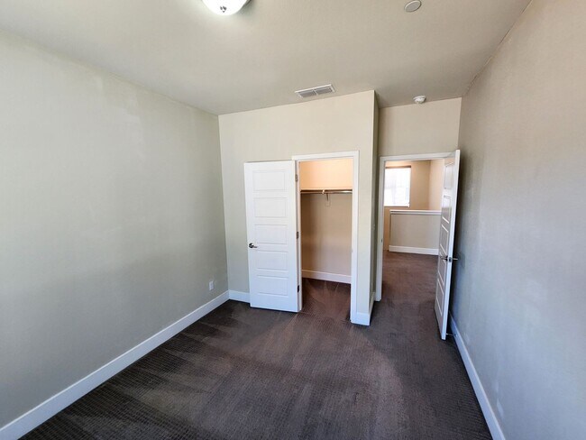 Building Photo - 4549 Maple Crest St