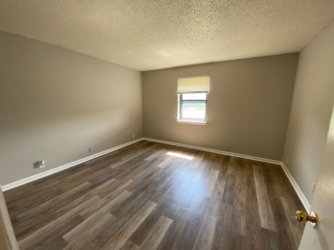 Building Photo - Lovely 1 bedroom condo in South Nashville! Private Balcony!